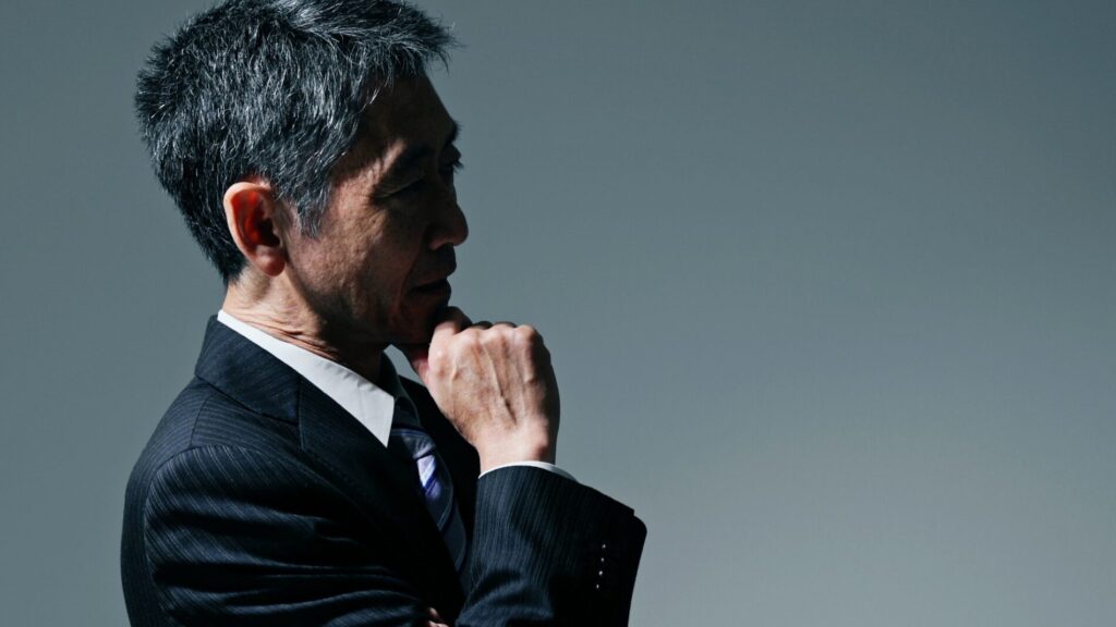 悩む不動産会社の社長